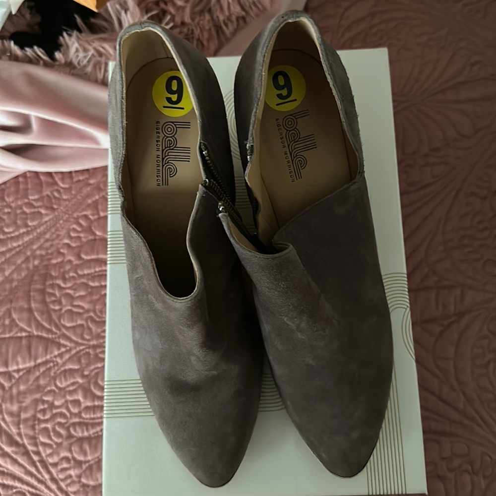 A size 9 grey suede wedge with zip belle(brand)
